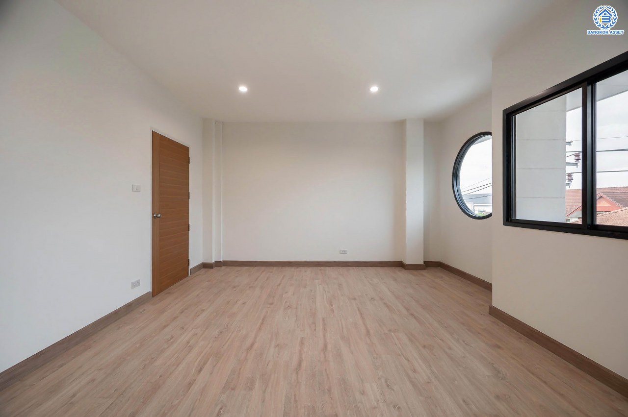 บ้านมือสองตกแต่งใหม่ โครงการ มณธานี บางแค บ้านเดี่ยว 3 ชั้น ดีไซน์หรูหรา เนื้อที่กว้าง 55.3 ตร.ว. พื้นที่ใช้สอย 240 ตร.ม. ฟังก์ชัน 5 ห้องนอน 4 ห้องน้ำ 2 ที่จอดรถ ฟังก์ชันครบตอบทุกไลฟ์สไตล์ บนทำเลศักยภาพ เชื่อมต่อถนนกาญจนาภิเษก ใกล้เดอะมอลล์บางแค ใกล้รถไฟฟ้าสายสีน้ำเงิน "สถานีหลักสอง" และจุดขึ้นทางด่วน "กาญจนาภิเษก"...